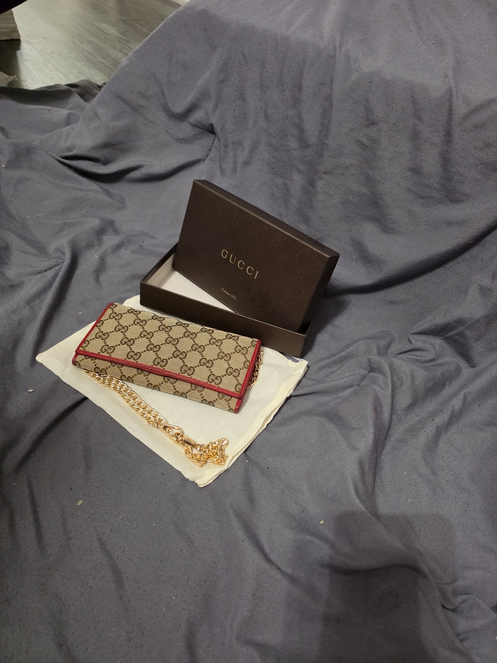 AUTHENTIC Gucci Beige GG Supreme Wallet-on-Chain with Red Trim